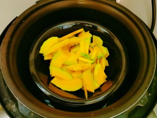 南瓜汤圆,放入蒸锅蒸熟。