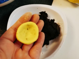 南瓜汤圆,取一份，揉圆，捏成小碗状。