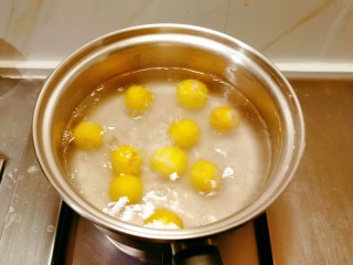 南瓜汤圆,汤锅烧开水，放入汤圆。