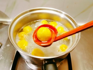 南瓜汤圆,煮至汤圆漂浮起来，表明已经熟了。