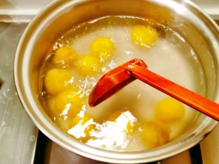 南瓜汤圆,用勺子慢慢推，以防粘连。