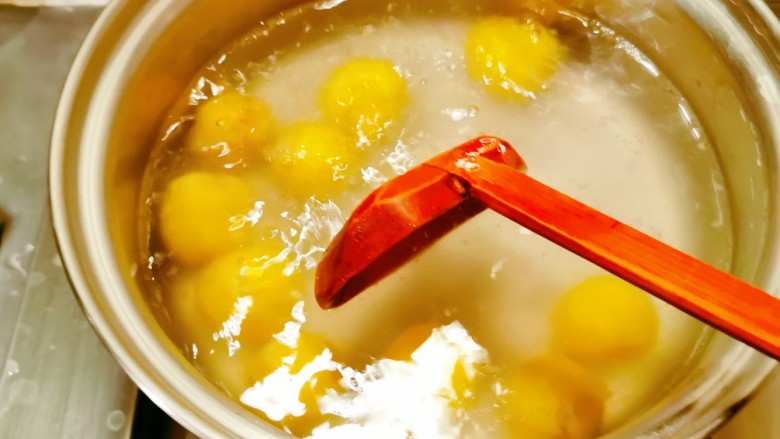 南瓜汤圆,用勺子慢慢推，以防粘连。