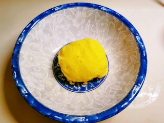 南瓜汤圆,和成比较柔软的面团。