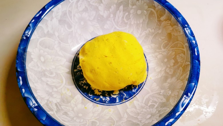 南瓜汤圆,和成比较柔软的面团。