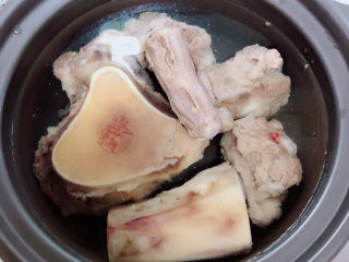 番茄牛骨汤,洗净牛骨放入砂锅中，倒入水，煮开锅。