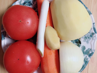 番茄牛骨汤,准备好西红柿、胡萝卜、土豆、葱姜。