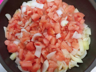 番茄牛骨汤,再加入西红柿翻炒均匀。