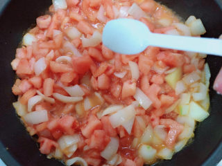 番茄牛骨汤,加入盐。