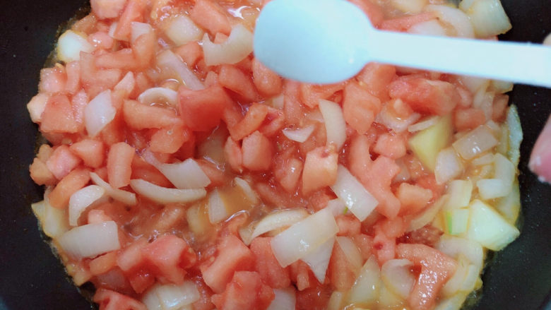 番茄牛骨汤,加入盐。