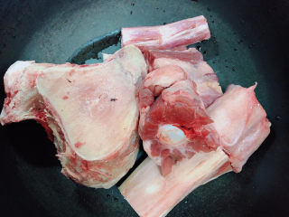 番茄牛骨汤,准备好牛骨、牛尾骨，洗净放入锅中。