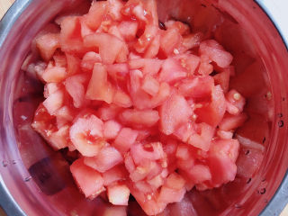 番茄牛骨汤,西红柿削去外皮，切成小块待用。