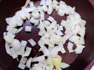 番茄牛骨汤,领起一锅，倒入油，加入洋葱翻炒均匀。