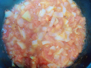 番茄牛骨汤,将西红柿炒融。