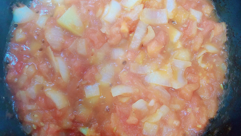 番茄牛骨汤,将西红柿炒融。