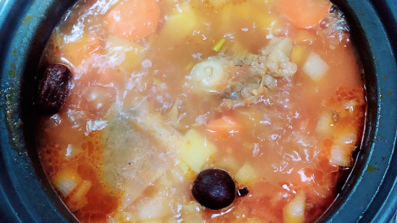 番茄牛骨汤,小火儿炖煮20分钟。
