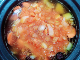 番茄牛骨汤,再加入煮融的西红柿，继续炖煮。