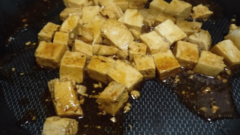 红烧冻豆腐,炒匀，加入少许水煮至收汁.大约2～3分钟左右即可