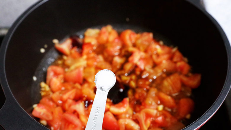 西红柿疙瘩汤,加入盐