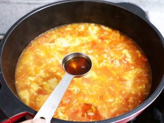 西红柿疙瘩汤,再次煮开后淋入香油