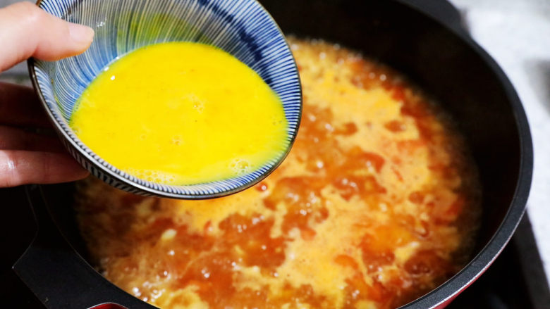西红柿疙瘩汤,淋入蛋液