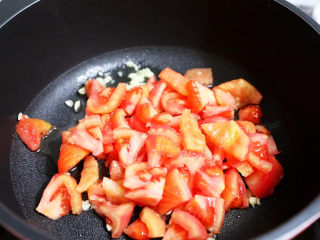 西红柿疙瘩汤,加入番茄炒至出汁