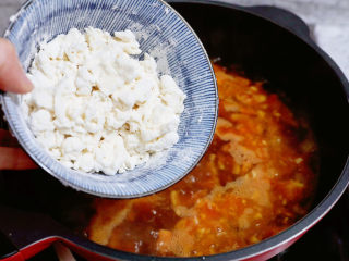 西红柿疙瘩汤,大火煮开后加入面疙瘩，边加入边搅拌，免得粘在一起
