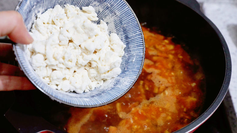 西红柿疙瘩汤,大火煮开后加入面疙瘩，边加入边搅拌，免得粘在一起
