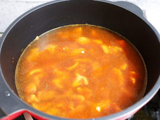 西红柿疙瘩汤,加入2碗清水