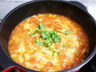 西红柿疙瘩汤,撒上葱花和香菜即可