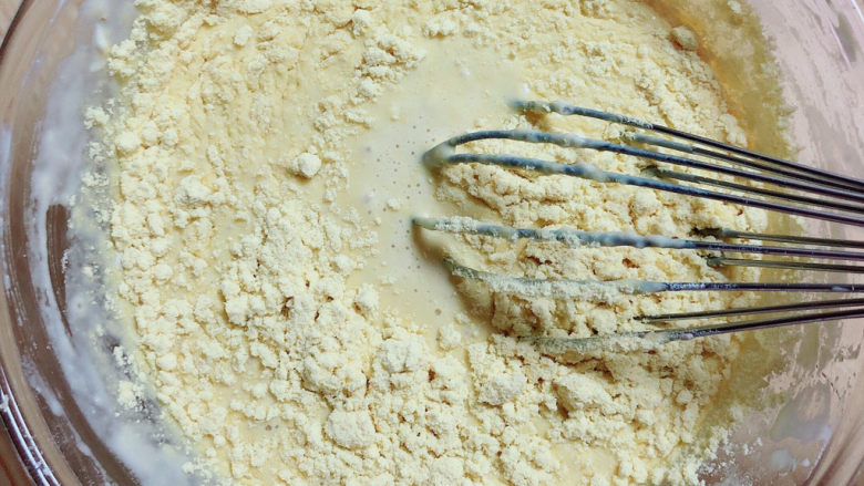 胡萝卜鸡蛋饼,再加入玉米粉搅拌均匀。