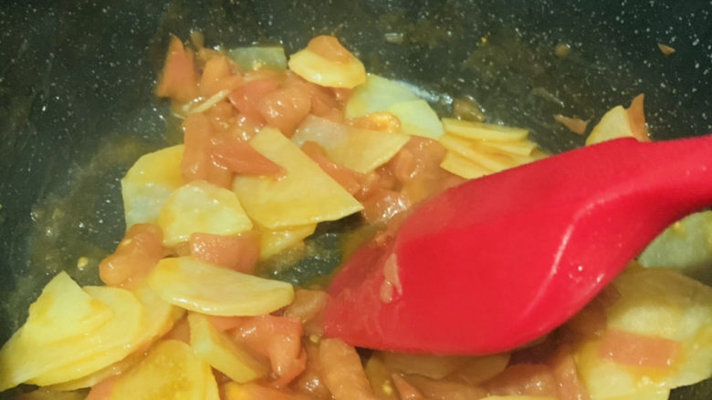 西红柿炒土豆片,大火翻炒均匀调料，喜欢吃脆土豆片，就可以起锅了