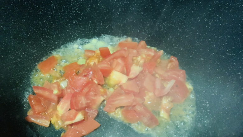 西红柿炒土豆片,热锅，加食用油，倒入西红柿粒，先翻炒一会