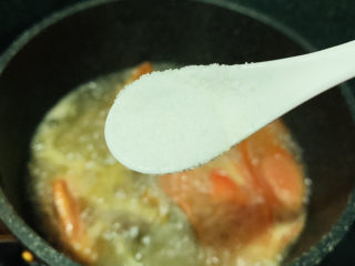 番茄牛骨汤,加盐，搅拌一下，倒入隔水炖锅