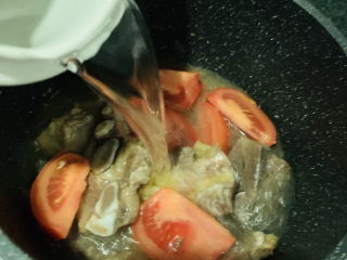 番茄牛骨汤,加入适量清水
