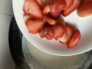 草莓奶冻,放草莓