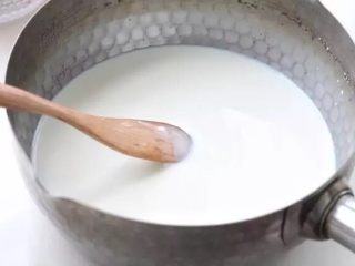 草莓奶冻,牛奶倒入小锅中，加炼乳搅拌均匀。如果没有炼乳也可以用糖代替，不过炼乳会有香甜的奶香味道。