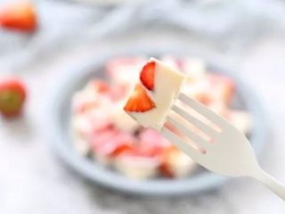 草莓奶冻,超级简单，来一块吖！