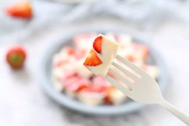 草莓奶冻,超级简单，来一块吖！