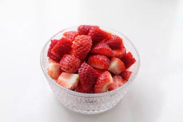 草莓奶冻,然后去掉顶端叶子随意地切成小丁块，装盘备用。