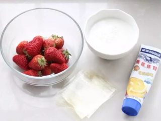 草莓奶冻,准备好所需食材。
