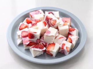 草莓奶冻,完全凝固后取出切成大小适中的块状，直接食用即可。