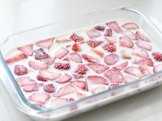 草莓奶冻,然后把草莓丁倒进牛奶中铺平，包上保鲜膜放冰箱冷藏定型。