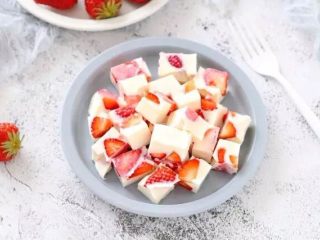 草莓奶冻,简单美味、Q弹嫩滑的草莓奶冻就完成了！