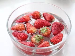 草莓奶冻,草莓放入淡盐水中浸泡十分钟，再用流动水冲洗两遍，擦干表面水分。