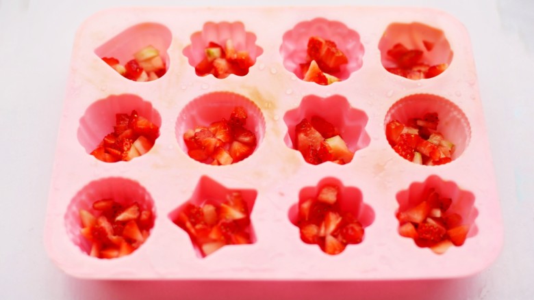 草莓奶冻,草莓丁放入模具中，