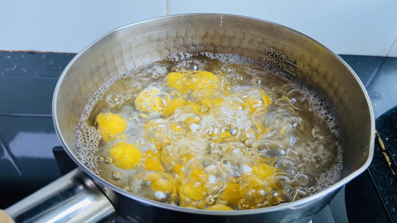 南瓜汤圆,大火煮沸并搅拌数次防止粘锅底