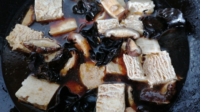红烧冻豆腐,加入适量水开始炖煮