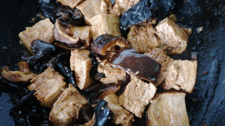 红烧冻豆腐,冻豆腐煮至入味上色即可出锅