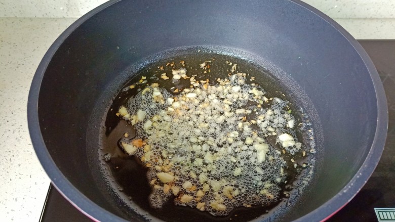 平菇豆腐汤,锅里放少许的食用油，凉油放入蒜泥爆香。