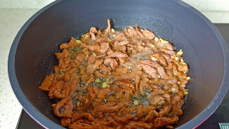 平菇豆腐汤,加入牛肉丝翻炒变色。